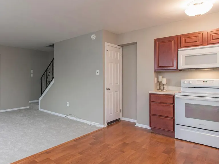 276 Colwyn Ter #1 — Photo 3