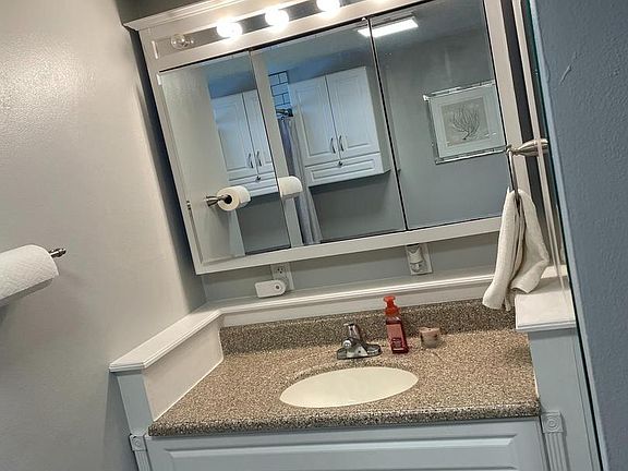 4th image of 46 W Governor Rd