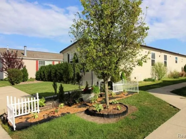 24445 Edwin Dr, Brownstown, MI 48134