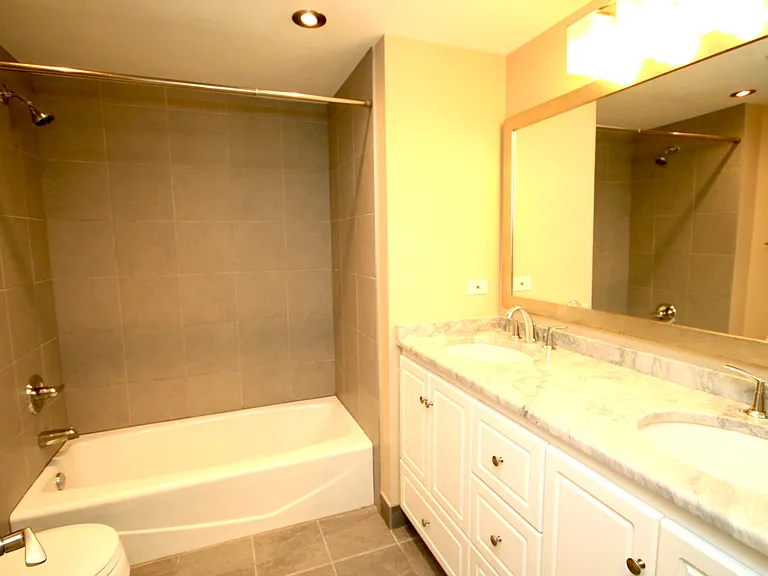 2219 N Clifton Ave #1W — Photo 8