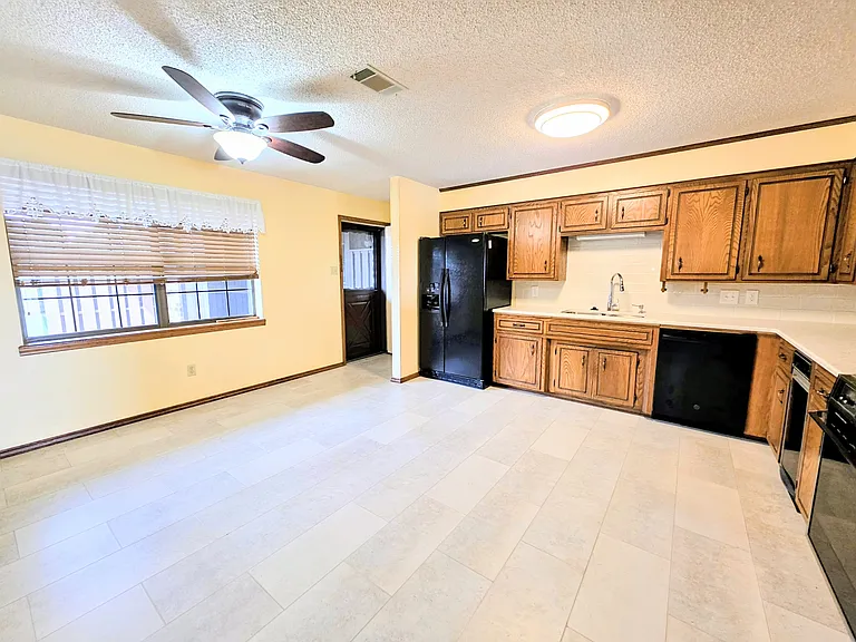 210 Carl Dr #B6 — Photo 6
