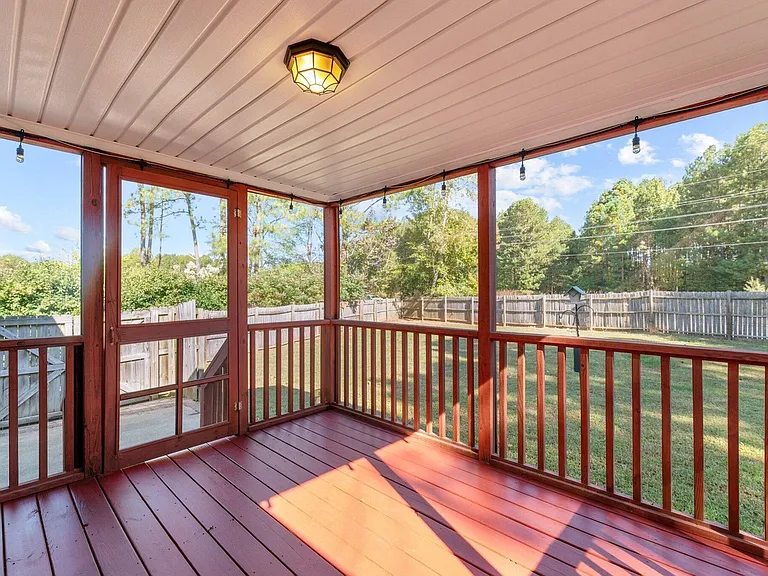 501 Rookwood Ct — Photo 2
