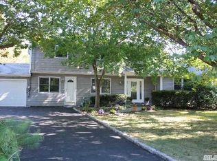 148 Maplewood Rd, Huntington Station, NY 11746