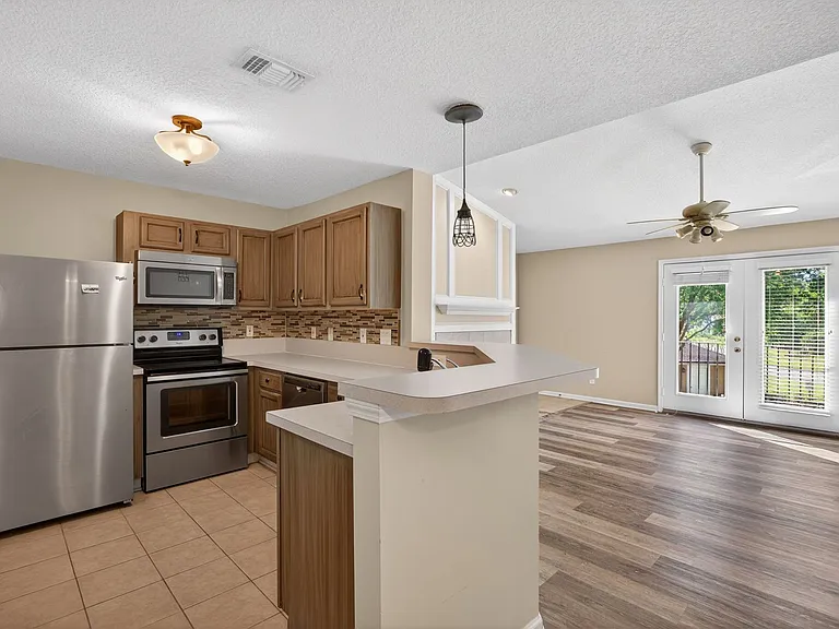 13727 Richmond Park Dr N #105 — Photo 9