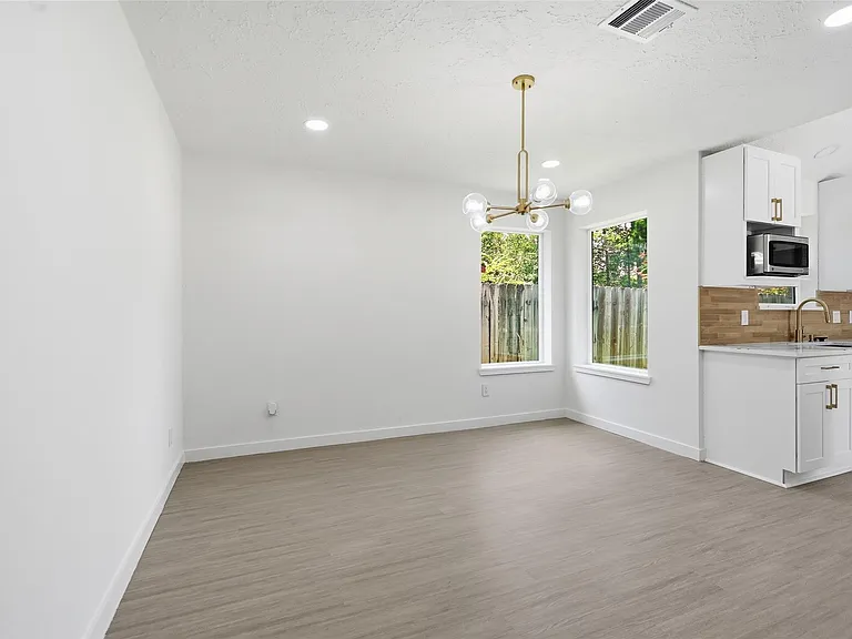 25402 Thistlewaite Ln — Photo 7