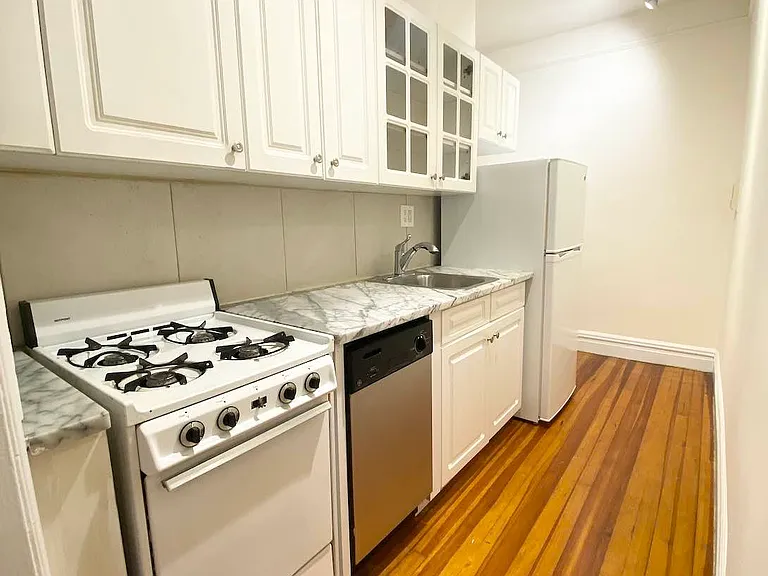 235 E 50th St #23 — Photo 5