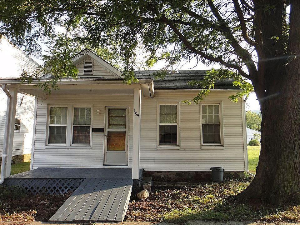 1st image of 109 E Roberts St