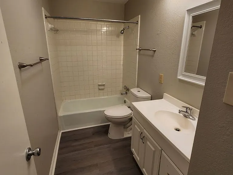 Barton Oaks Apartments — Photo 24