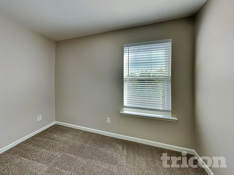 409 Eastfair Dr — Photo 10