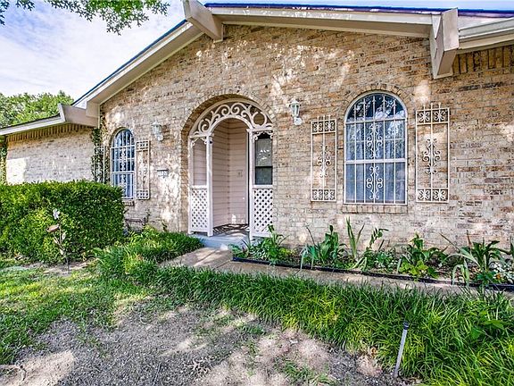 3rd image of 1607 S Lakeview Cir