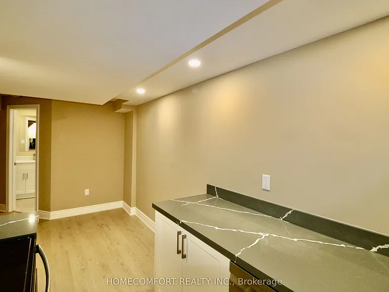 126 Gamble Glen Cres #LOWER — Photo 16