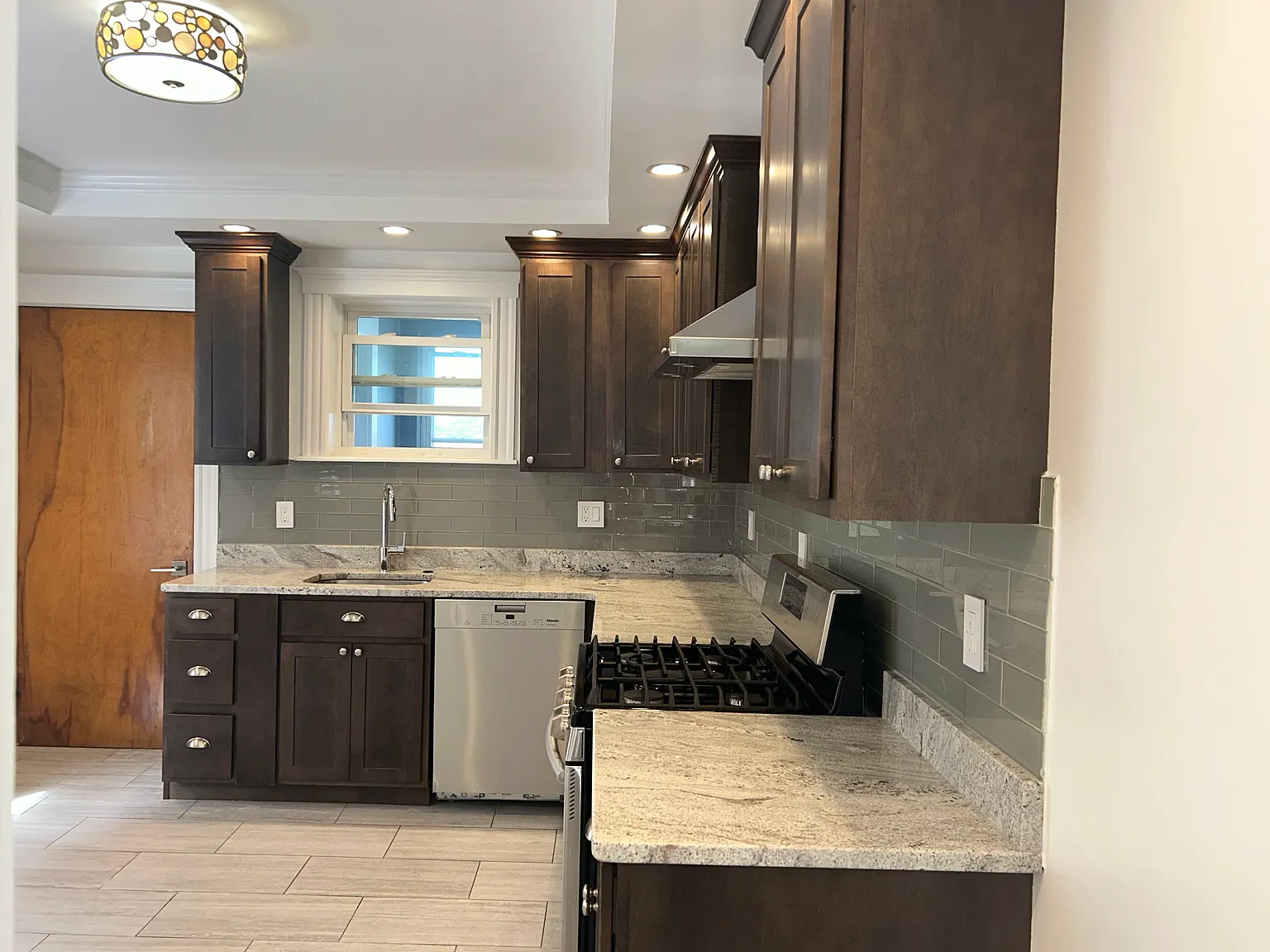 3 bed, 1408 sqft, $3,400 — Photo 3