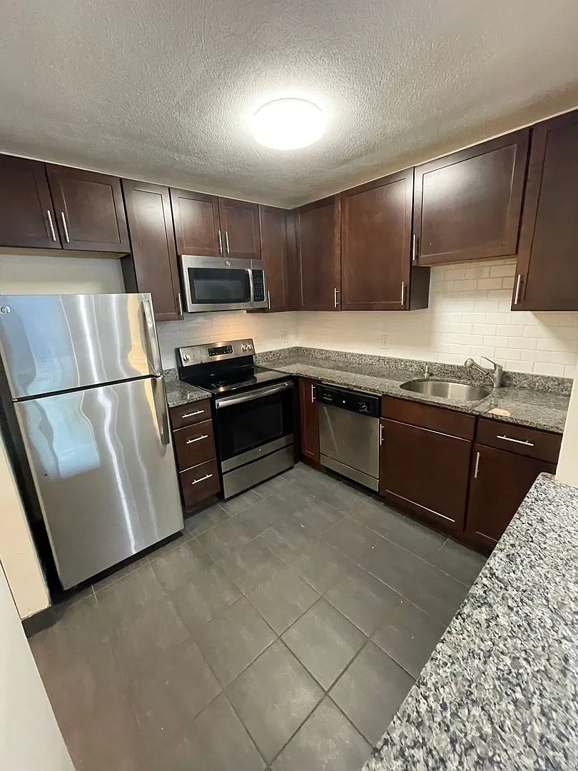 1-Bed w/ h & hw — Photo 1
