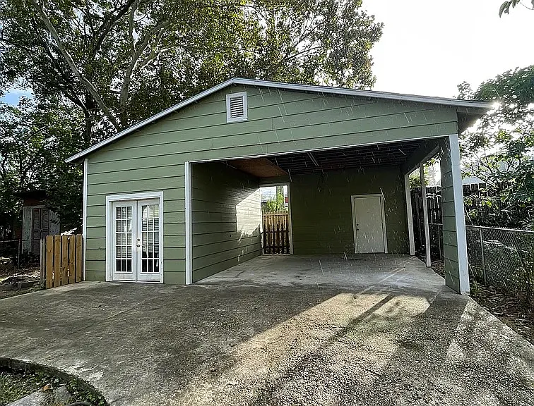 3162 Greenwood Dr — Photo 2