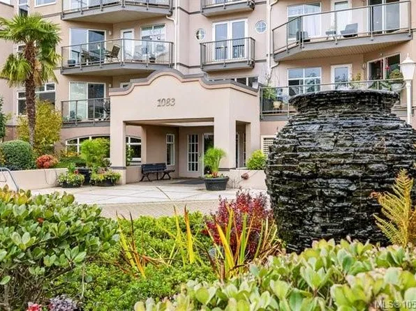 1083 Tillicum Rd #204, Esquimalt, BC V9A 7L7