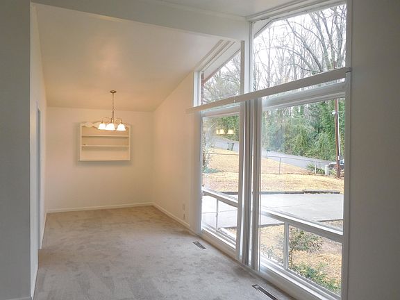 5th image of 204 Lakeview Dr