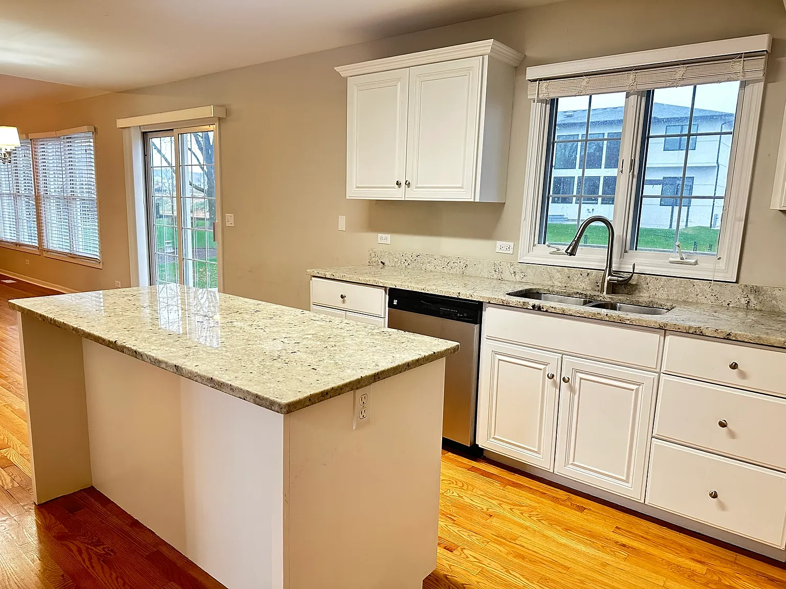 4 bed, 2471 sqft, $3,700 — Photo 4