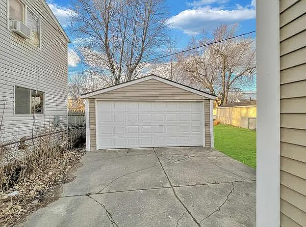 915 E Barrett Ave — Photo 13