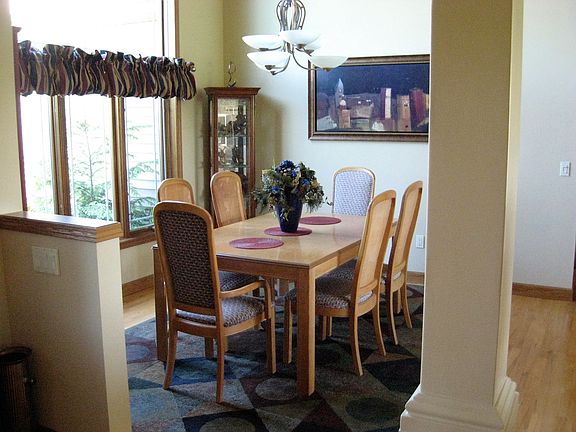 Dining area w/tray ceiling