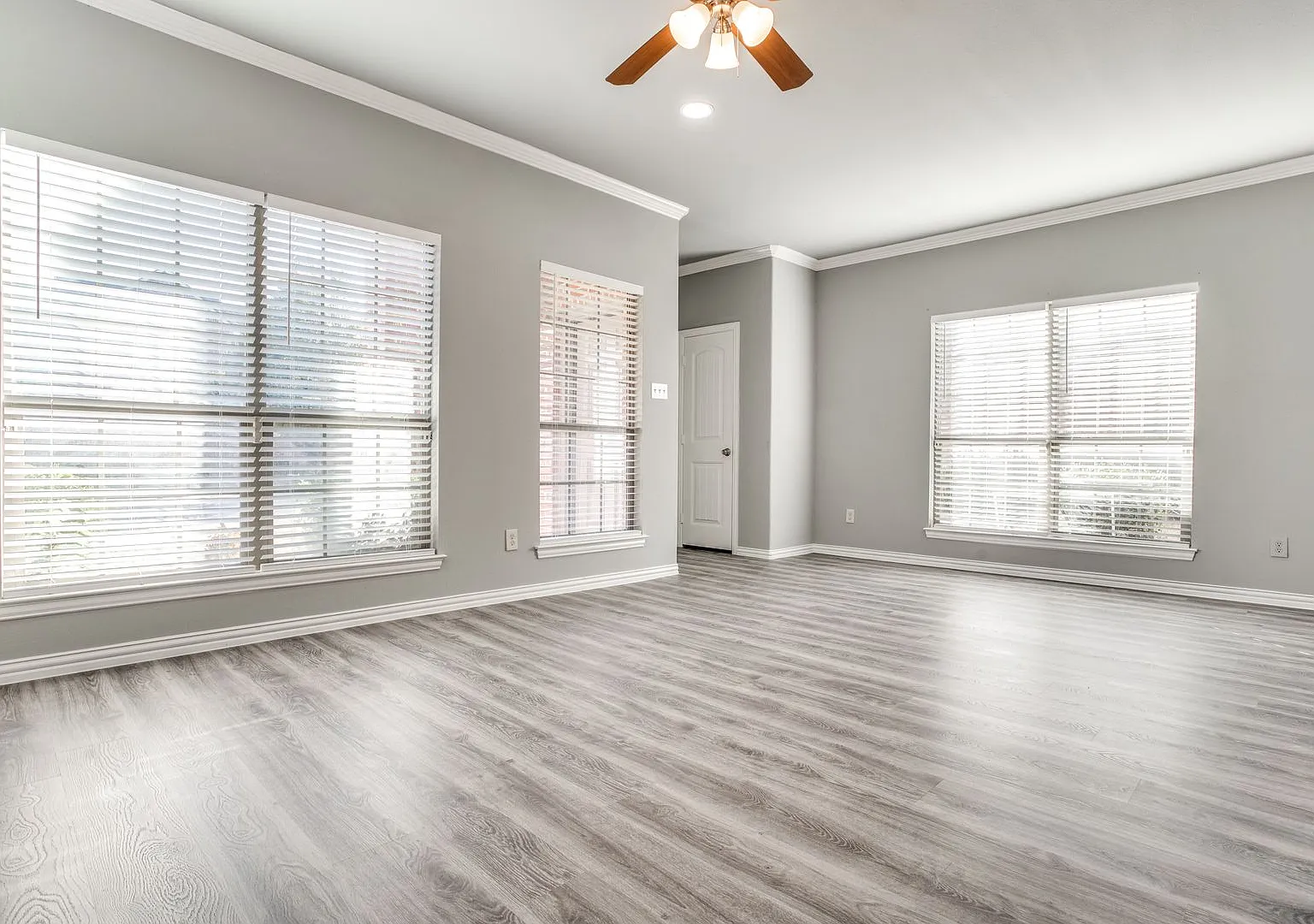 Luxurious Townhome With All The Upgrades! — Photo 4