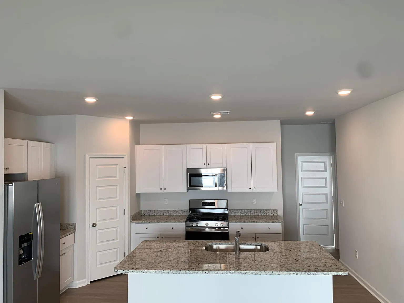 4 bed, 1800 sqft, $2,300 — Photo 2