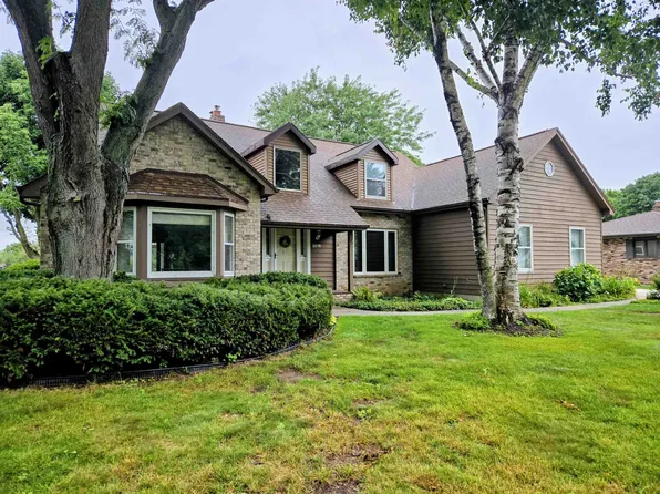 2015 Hickory Ln, Oshkosh, WI 54901