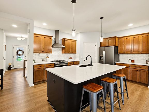 2nd image of 525 Fox Den Dr