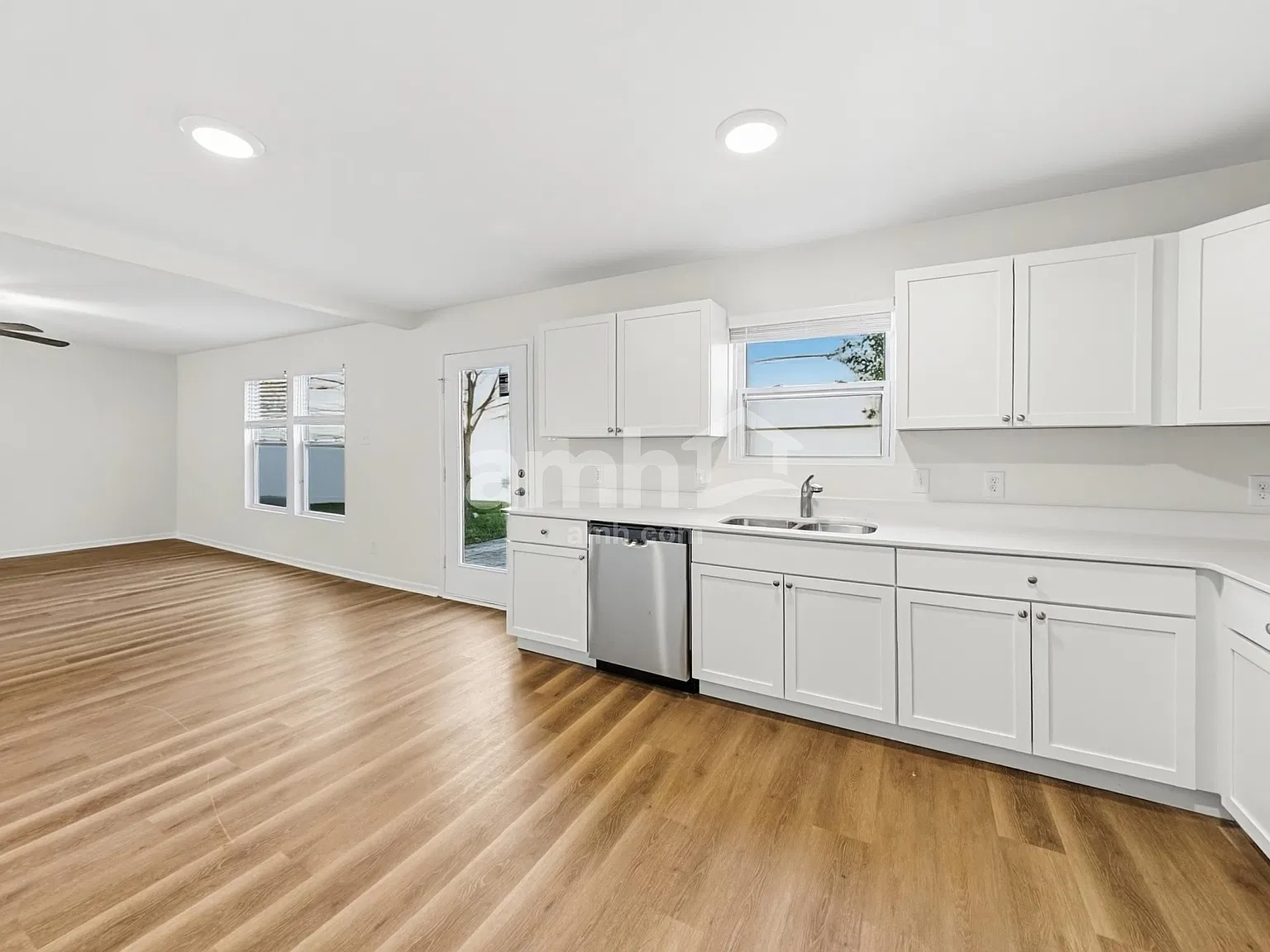 4 bed, 2.5 bath, 2262 sqft, $2,325 — Photo 4