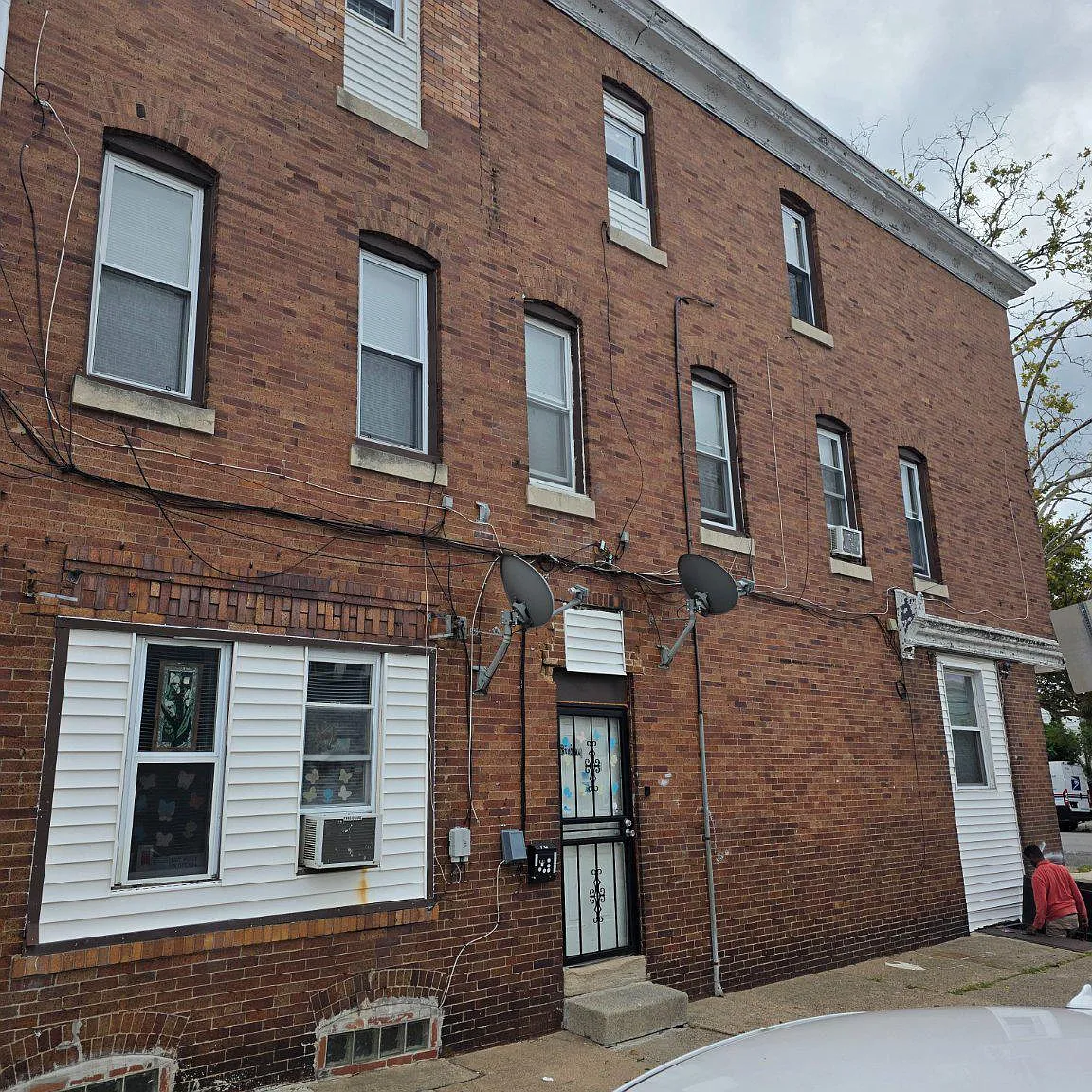2 bed, 1.0 bath, 2530 sqft, $1,400 — Photo 2