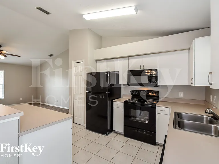 4829 SW 24th Ave — Photo 8