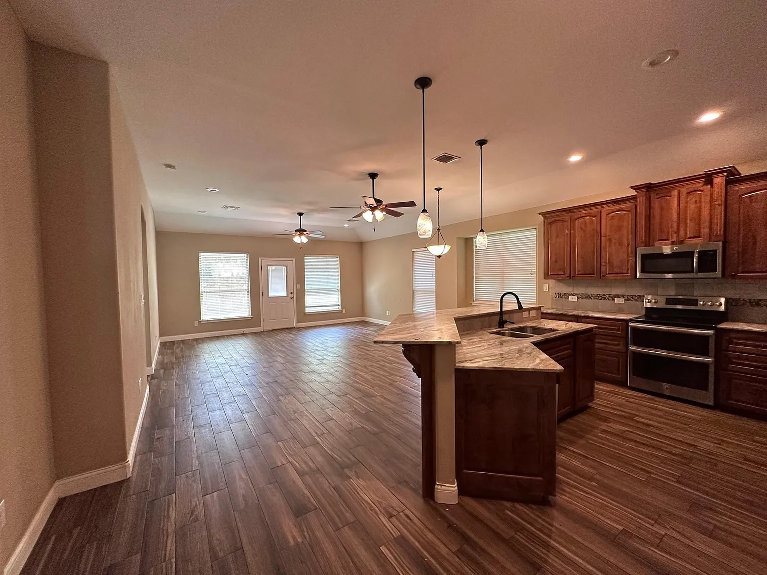 3 bed, 2.0 bath, 1565 sqft, $1,700 — Photo 3