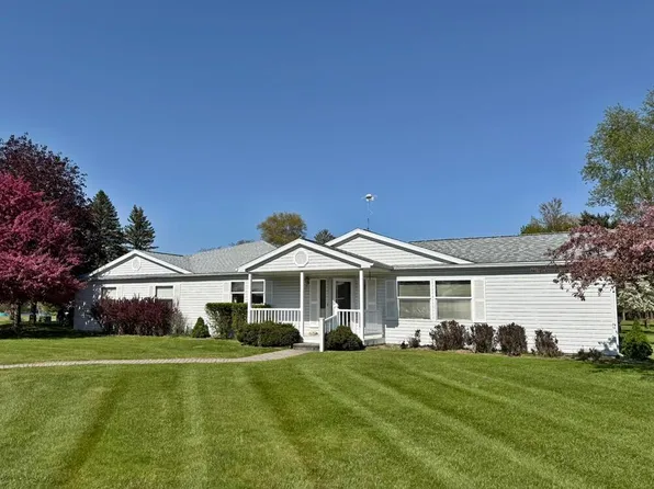 10215 E Royal Rd, Stanwood, MI 49346