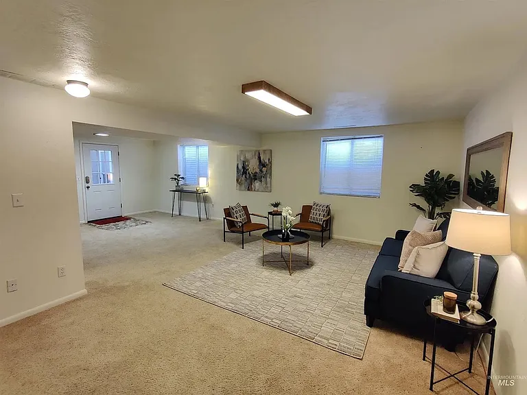 2649 S Lynx Ave — Photo 3