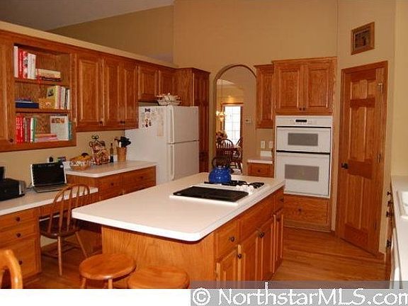 Great kitchen w/built in stove, walk in pantry