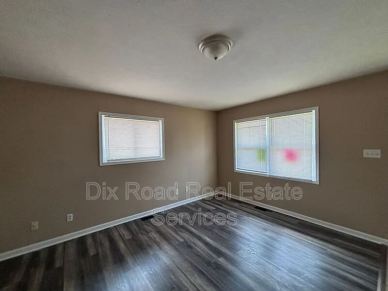 3 N Sutphin St — Photo 5