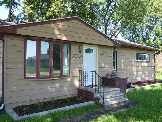 3 bed, 1.0 bath, 1080 sqft, $1,850 — Photo 1