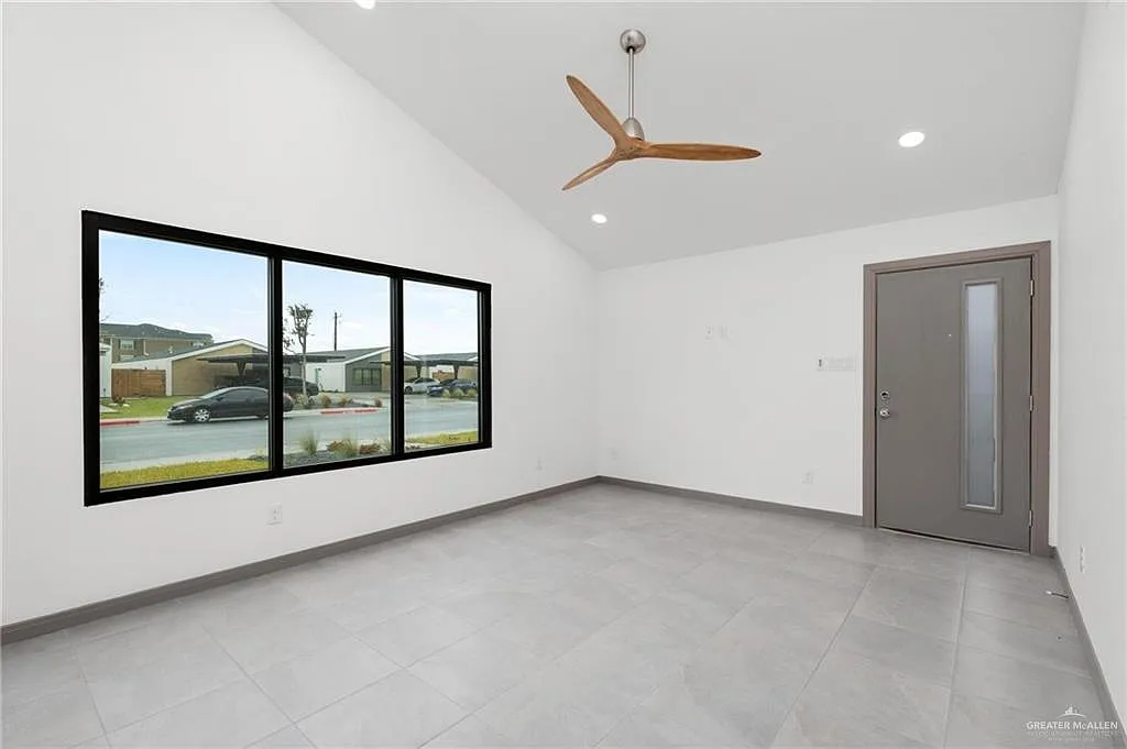 2 bed, 2.0 bath, 900 sqft, $1,250 — Photo 4
