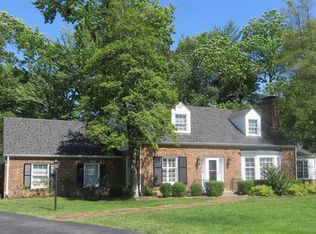 4 Berkley Ln, Saint Louis, MO 63124