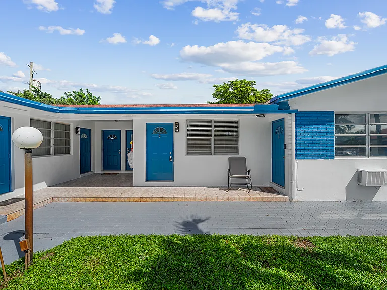 7211 Venetian St — Photo 3