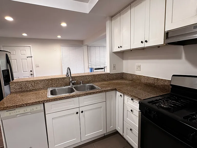 2073 Ivar Ave #2 — Photo 7