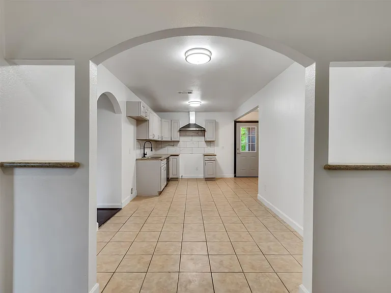 4930 Holloway Dr — Photo 15