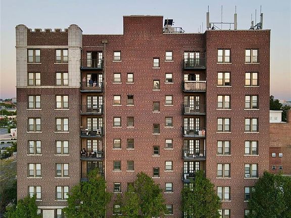 2nd image of 4166 Lindell Blvd