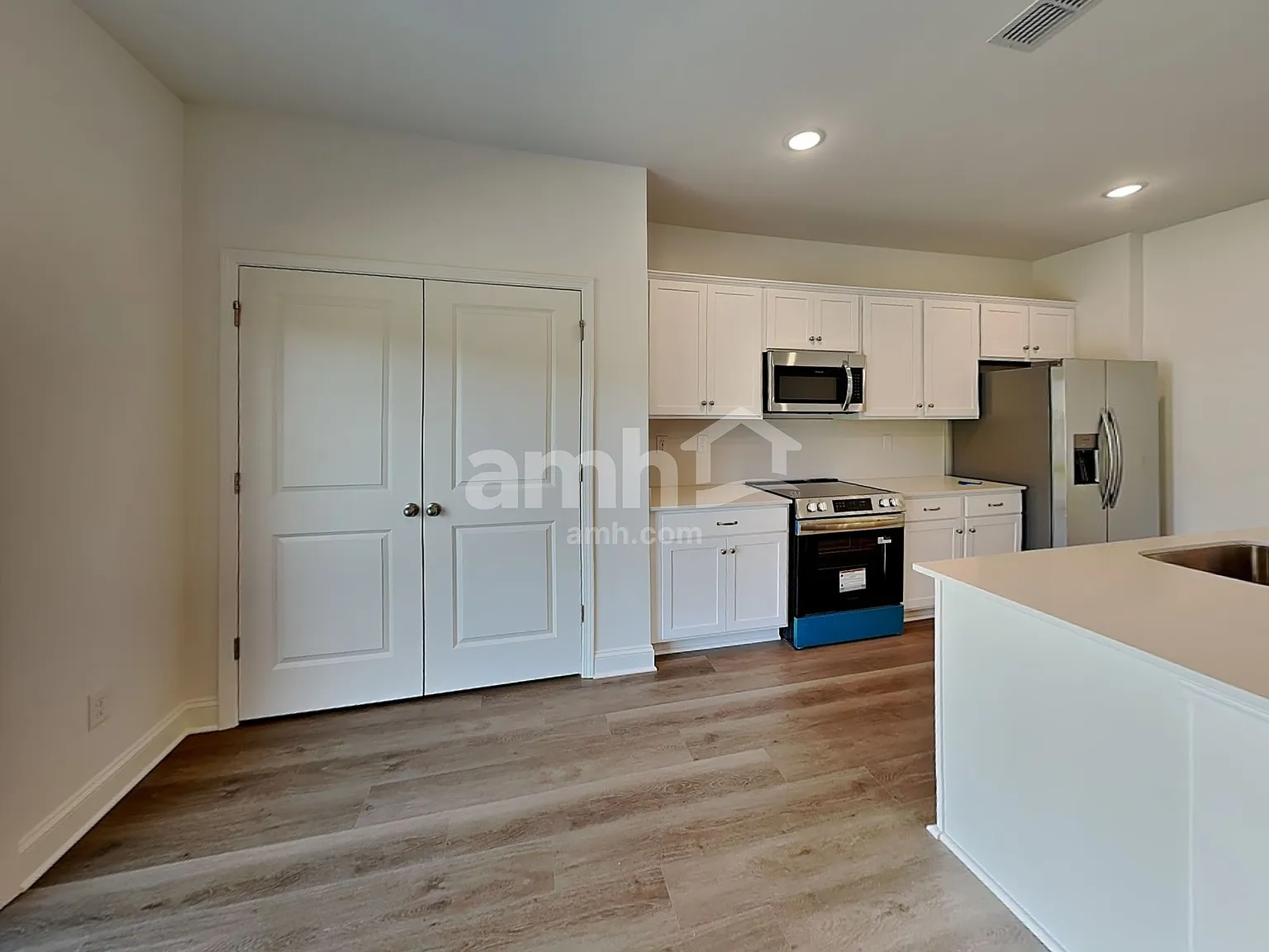 4 bed, 2.5 bath, 1977 sqft, $2,550 — Photo 4