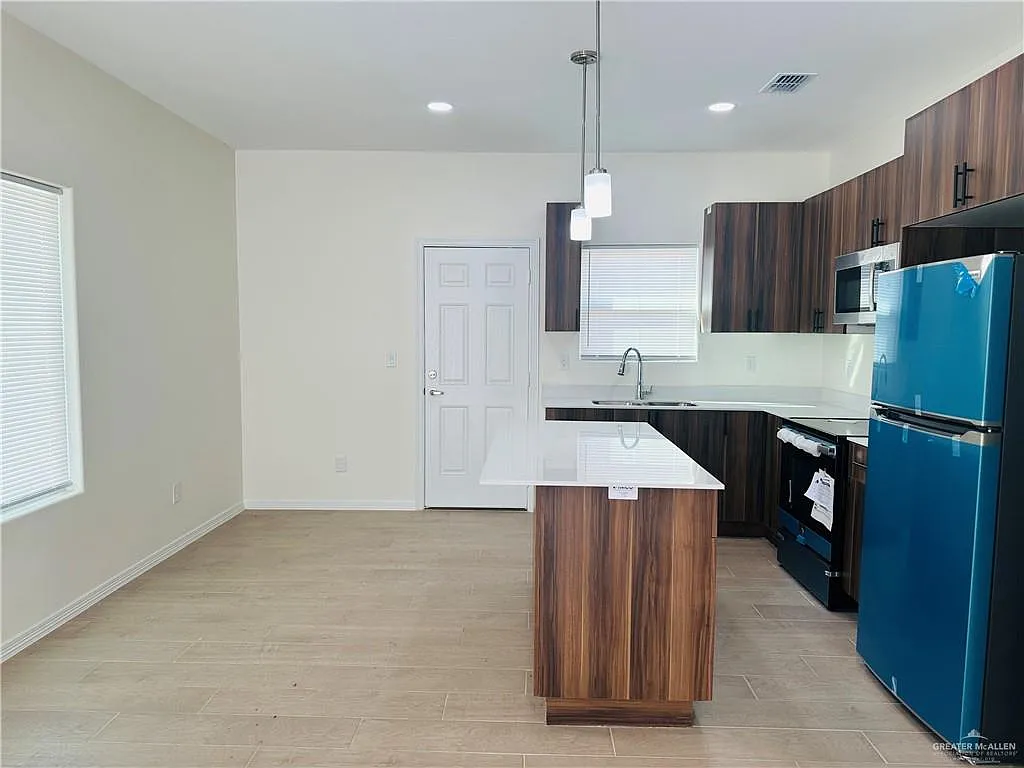 3 bed, 2.0 bath, 1025 sqft, $1,250 — Photo 4