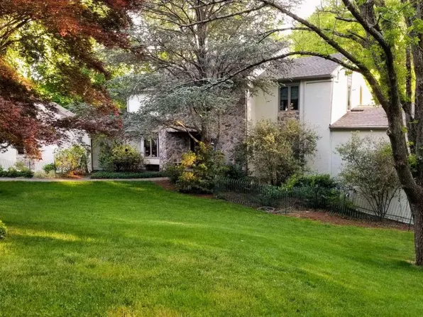 855 Meadowcroft Cir, West Chester, PA 19382