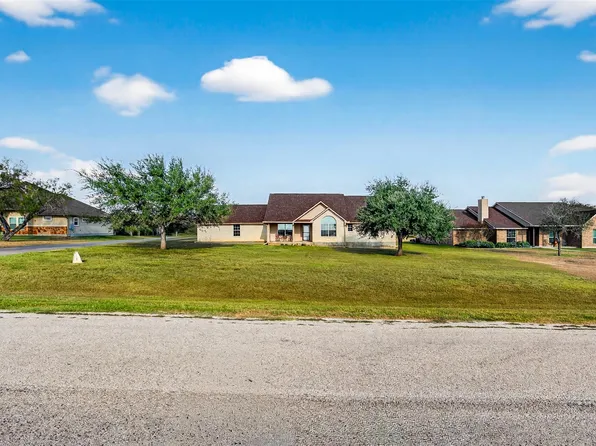175 Creekwood Dr, Gonzales, TX 78629