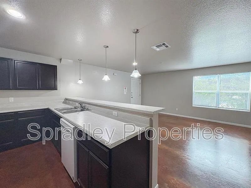 3 bed, 1.0 bath, 1260 sqft, $1,225 — Photo 3