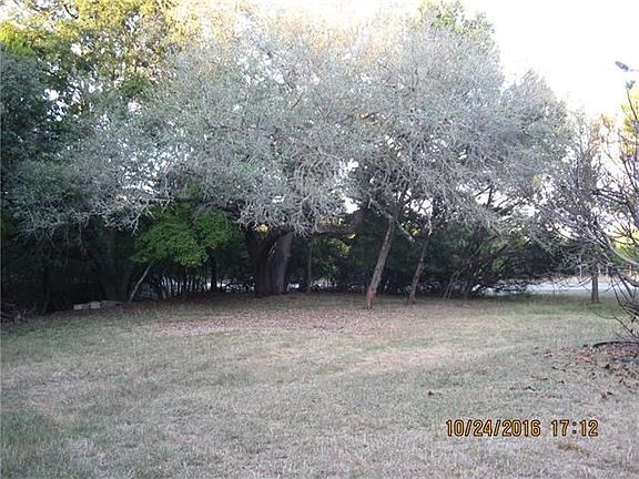 Spacious back yard with lots of space for garden.