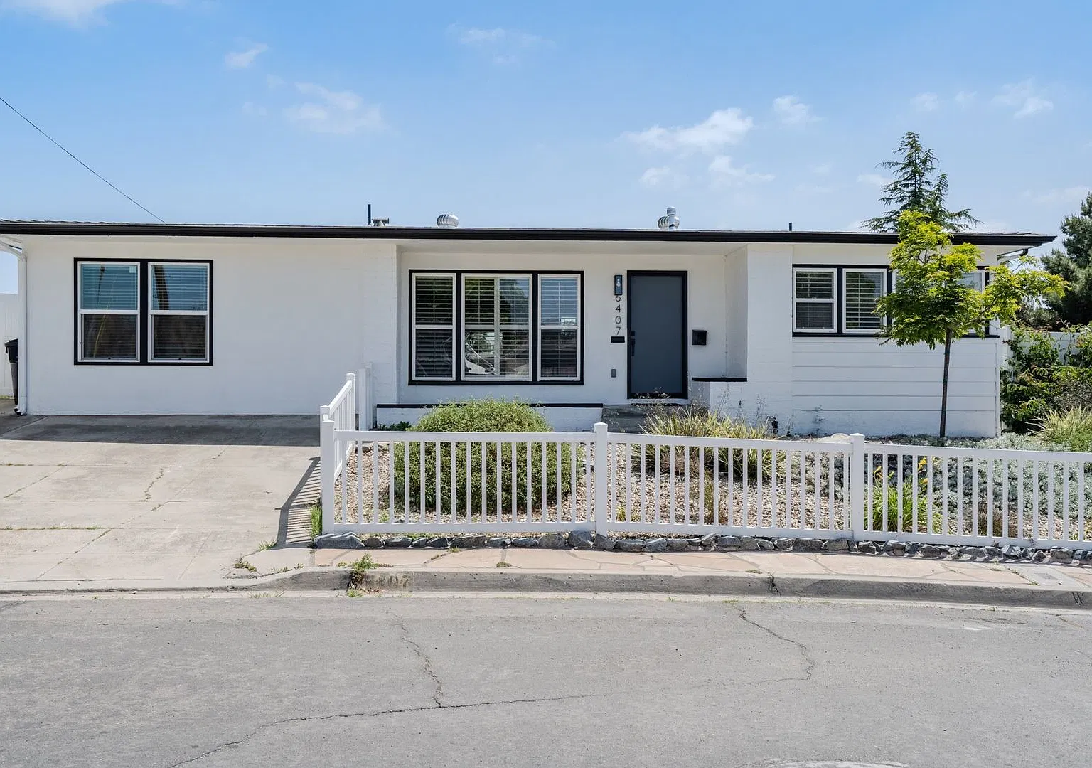 Stunning 4 Bed / 2 Bath with Chef's Kitchen, In-Unit Laundry and Shared Backyard Retreat — Photo 1