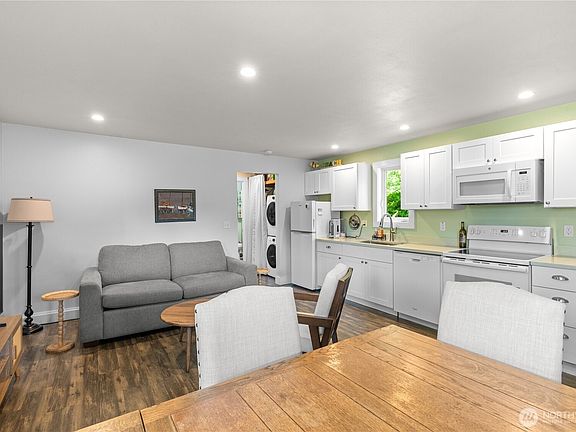 2nd image of 886 & 884 Cranberry Road